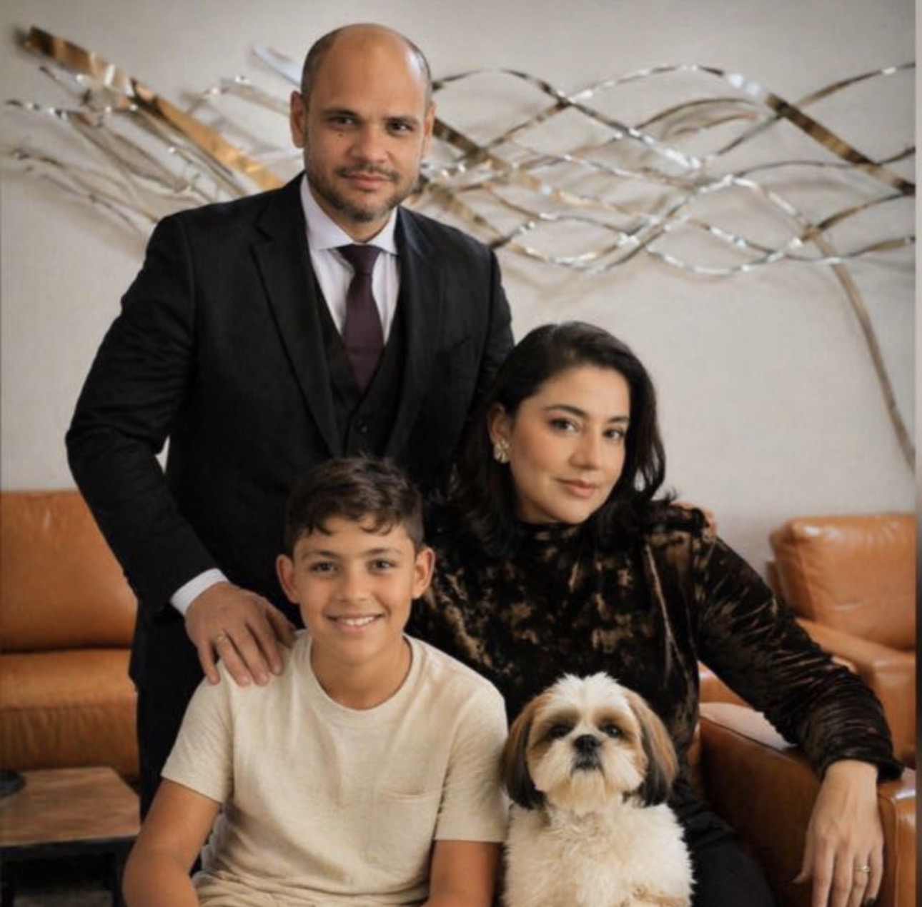 Retrato da família Marchezine, com Sóstenes, Natália, Arthur e o cão Bingo