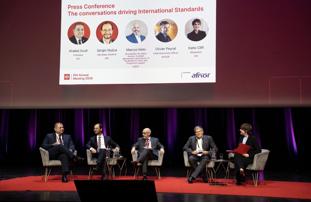 Painel de imprensa com cinco participantes e identificação do ISO Annual Meeting 2026