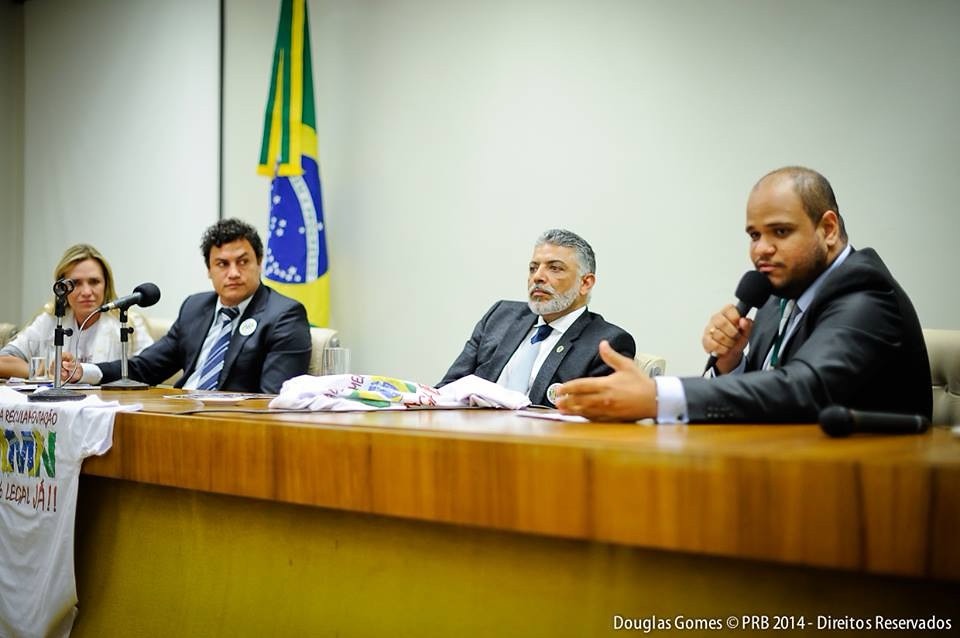Sóstenes Marchezine fala ao microfone em mesa de debate sobre a regulamentação do marketing multinível