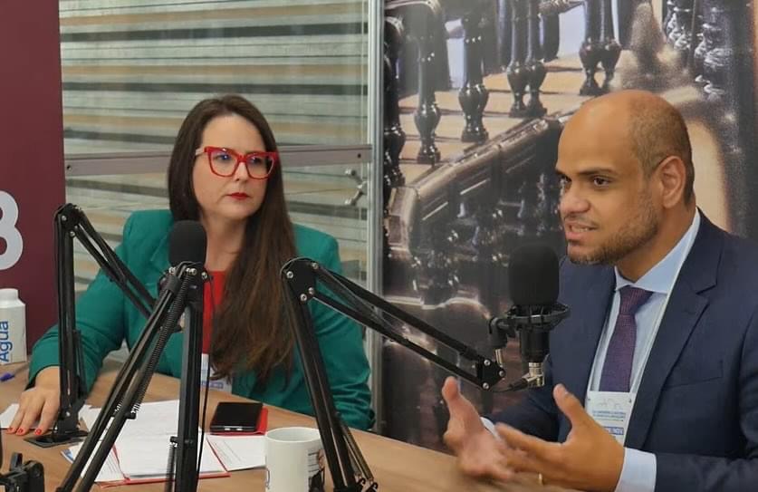 Sóstenes Marchezine participa do podcast especial do IAB, diante de microfones de estúdio.